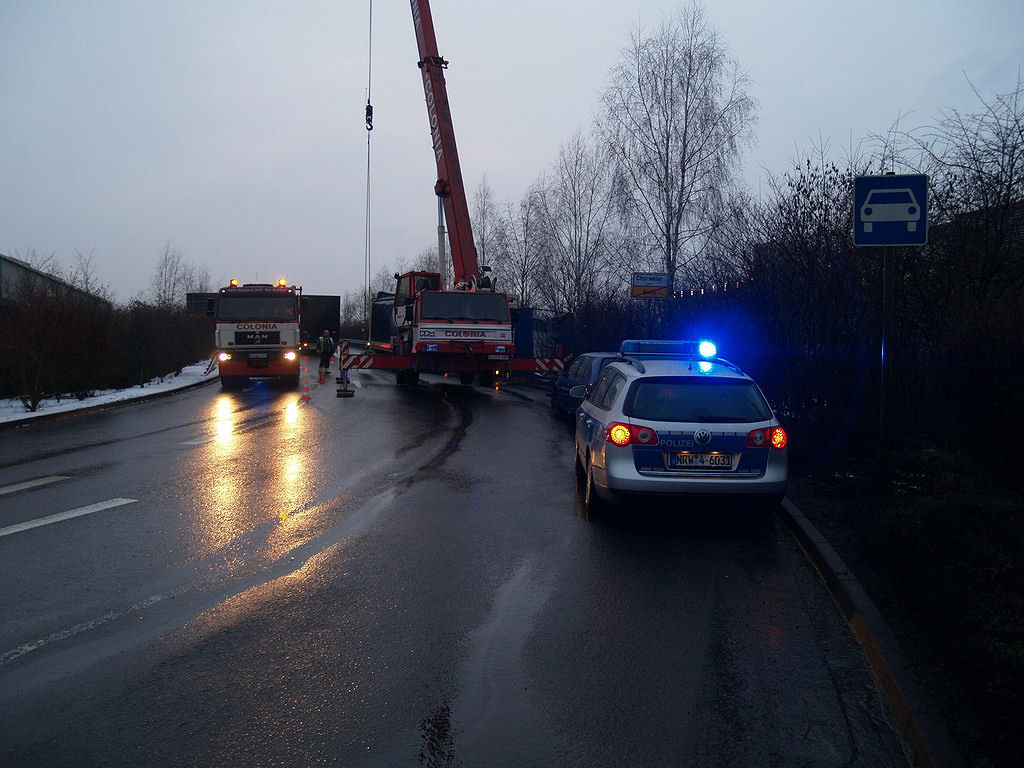 LKW Anhaenger umgekippt Koeln Niehl Geestemuenderstr Industriestr P65.JPG